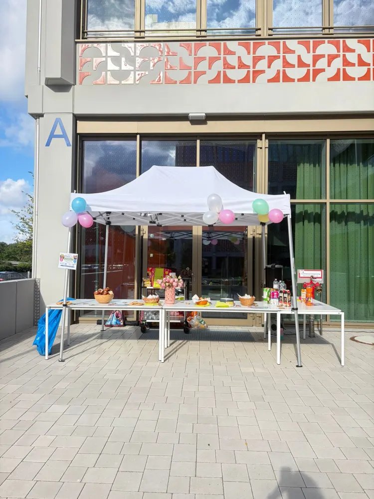 Der geschmückte Empfangsstand von ElsenKids vor dem Schulgebäude