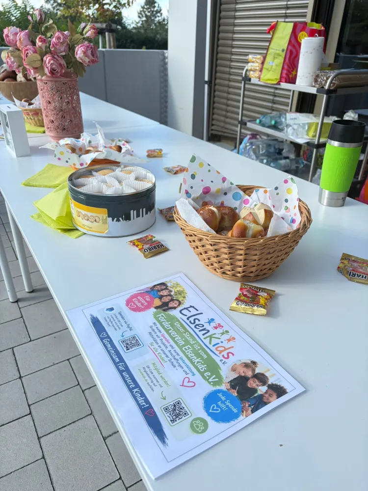 Ein Tisch mit Brezeln, Gebäck und Informationsmaterial von ElsenKids